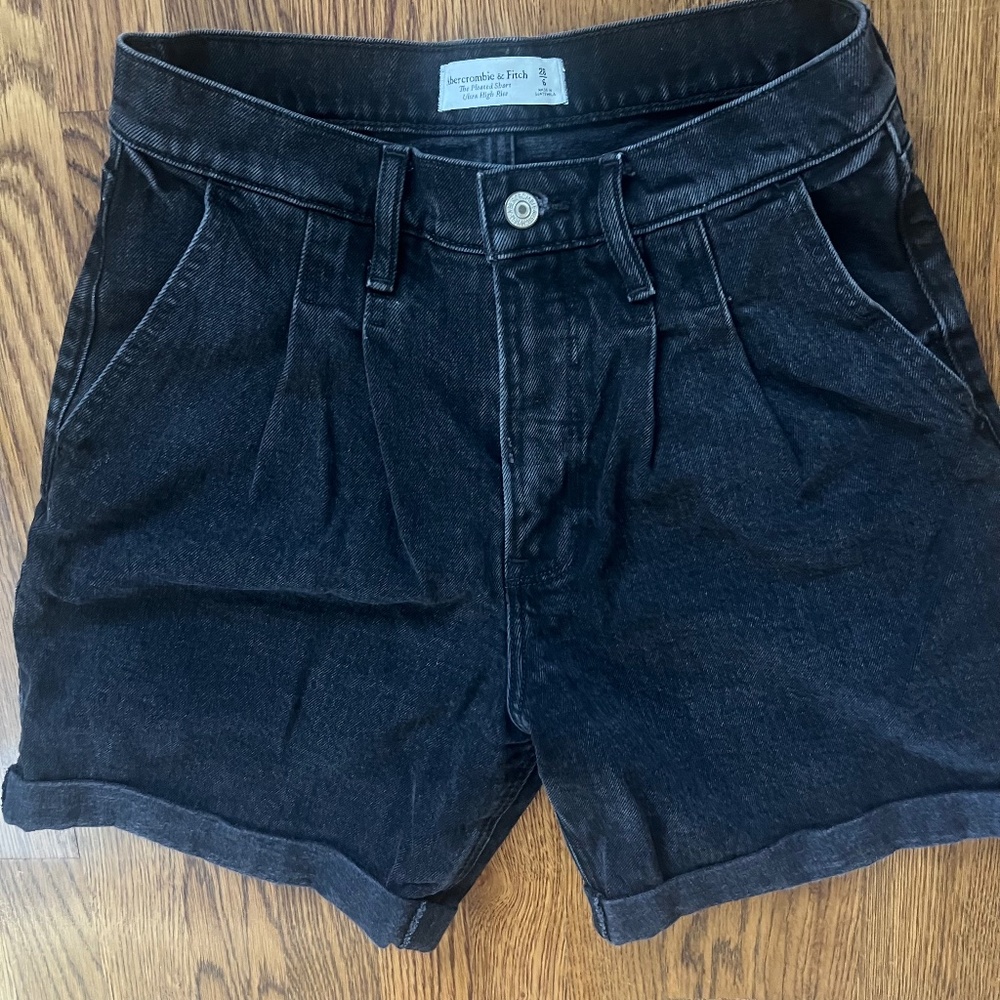 Abercrombie & Fitch:   The Pleated Short Ultra High Rise Black Jean Short - Picture 7 of 7